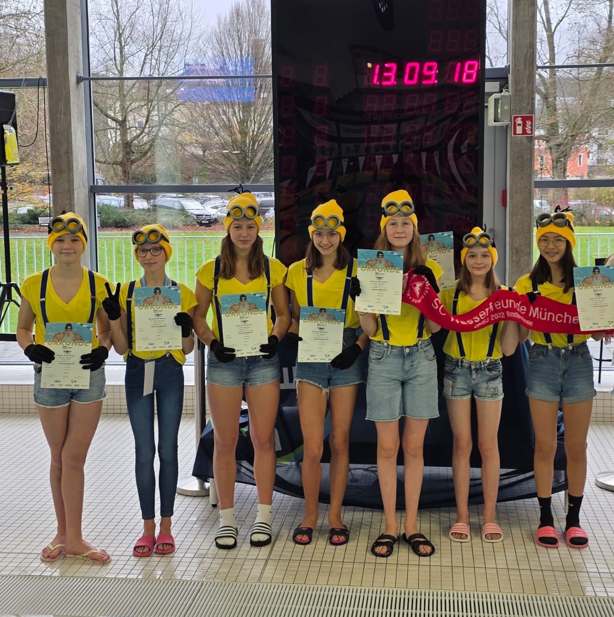 Gruppenbild mit Minions-Kostüm